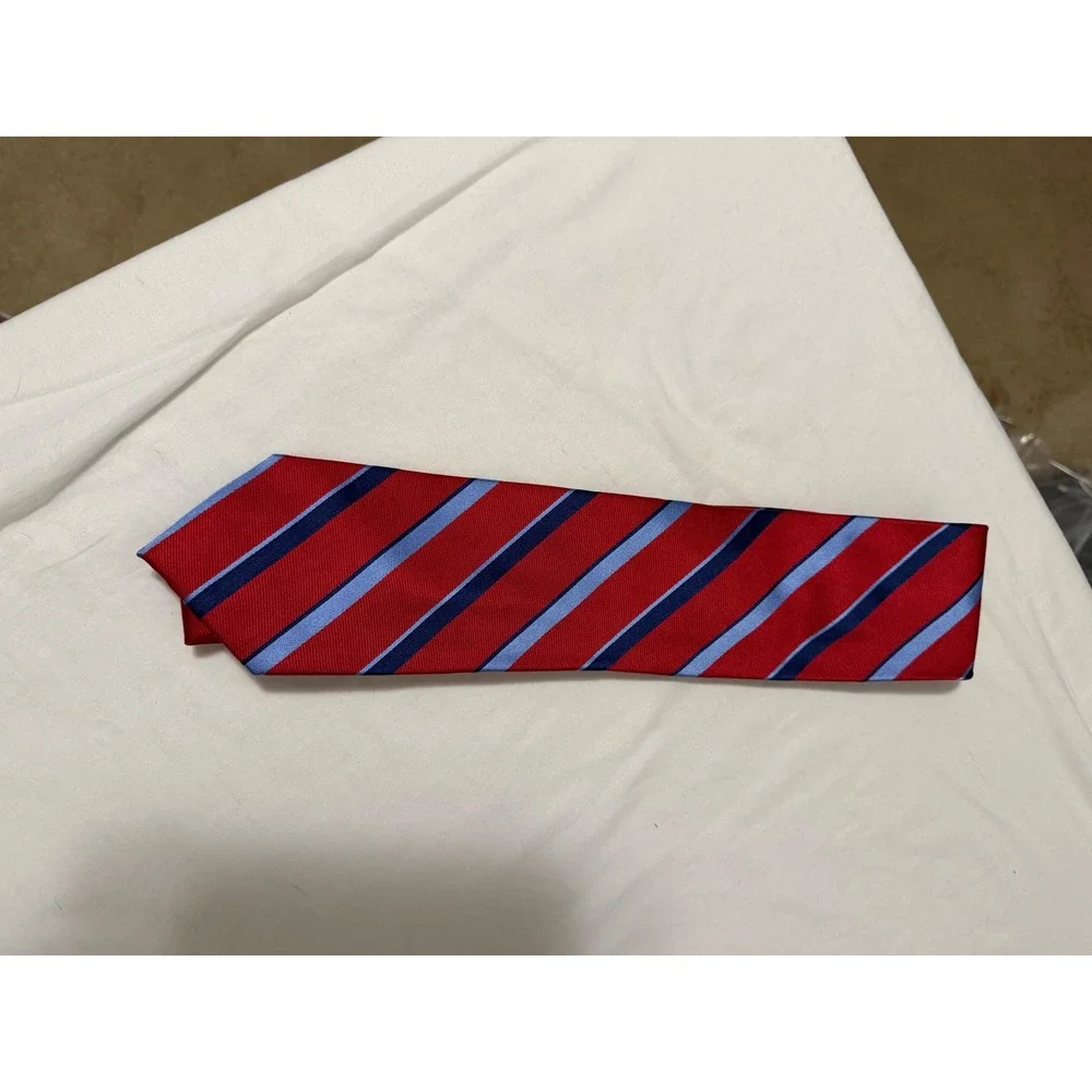 Chaps necktie features